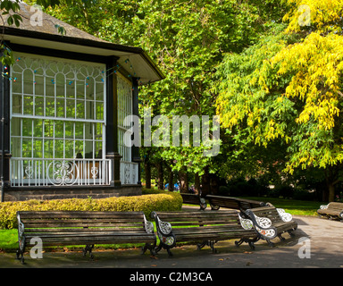 Le kiosque et bancs à dans le parc du château de Nottingham England UK Banque D'Images