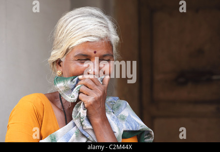 Femme indienne rire dans l'Andhra Pradesh en Inde du Sud Banque D'Images