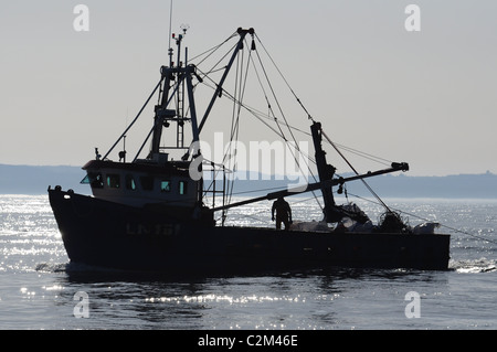 Drague moules travaillant au large de la côte de Norfolk. Banque D'Images