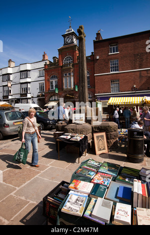 Royaume-uni, Angleterre, Staffordshire, poireau, centre-ville, Place du marché, samedi marché Antiquités et objets de blocage livre Banque D'Images