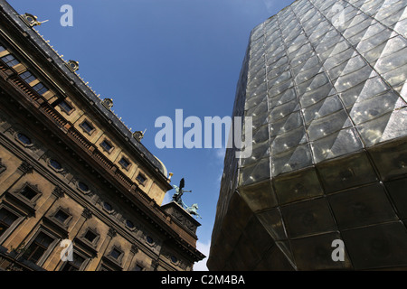 L'extérieur de la nouvelle étape de la Nova Scena Théâtre National Narodni Divadlo construit à partir de plus de 4 000 blocs de verre soufflé conçu par Stanislav Libenský de Nove Mesto de Prague en République Tchèque Banque D'Images