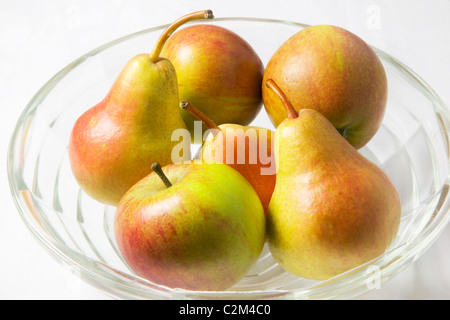 Blush poires et pommes Cox dans un bol en verre Banque D'Images