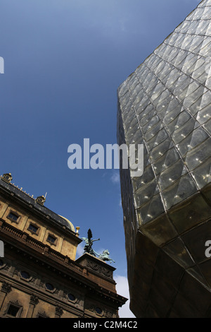 L'extérieur de la nouvelle étape de la Nova Scena Théâtre National Narodni Divadlo construit à partir de plus de 4 000 blocs de verre soufflé conçu par Stanislav Libenský de Nove Mesto de Prague en République Tchèque Banque D'Images