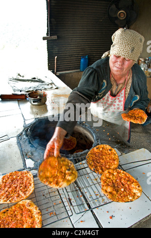 Crêpes crêpes boulangerie désert Badiyat Syrie pizza al Sham villages bédouins bédouins syriens femme Moyen Orient Banque D'Images