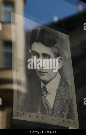 Vieille photo de l'écrivain Franz Kafka qui était un Juif tchèque de langue allemande romancière et nouvelliste, placé dans une vitrine à la vieille ville quartier Staré Mesto Prague Praha République Tchèque Banque D'Images