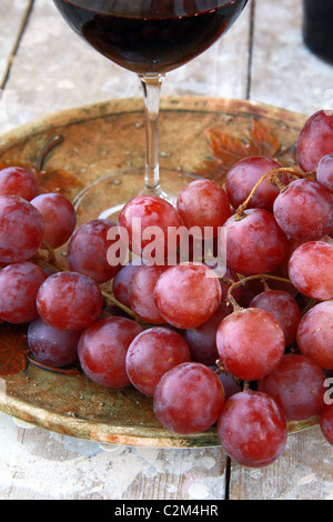 Grand vin rouge raisins mûrs et sur l'arrière-plan naturel Banque D'Images