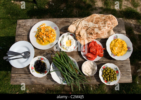 Crêpes crêpes boulangerie désert Badiyat Syrie pizza al Sham villages bédouins bédouins syriens femme Moyen Orient Banque D'Images