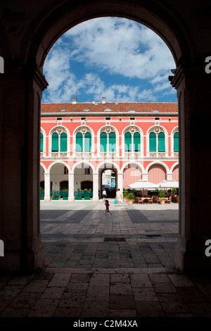 Une place typique dans la région de Split (Croatie). Banque D'Images