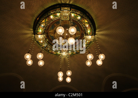 Plafond décoré en style Art Nouveau à Obecni Dum Maison municipale un édifice municipal qui abrite la Salle Smetana, un célèbre spectacle de Nove Mesto de Prague en République Tchèque Banque D'Images