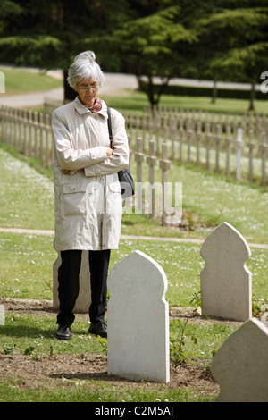 Un touriste en visite les pierres tombales des soldats musulmans, Verdun, France Banque D'Images