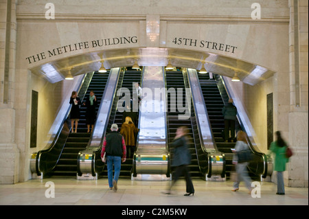 Les banlieusards équitation escaliers mécaniques de la gare Grand Central Banque D'Images