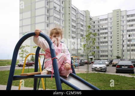 Une fille sur l'aire de jeux dans un quartier résidentiel, Minsk, Bélarus Banque D'Images