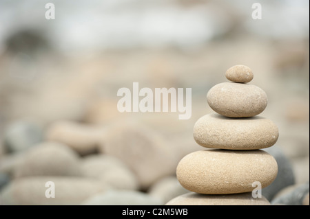 Amas de roches équilibré on Rocky beach background Banque D'Images