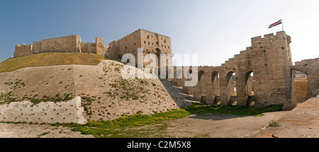 La Citadelle d'Alep est un grand palais médiéval fortifié dans le centre de la vieille ville d'Alep, 3rd millénaire av. J.-C. – 12th siècle après J.-C. Banque D'Images