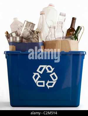Corbeille remplie de matières recyclables Banque D'Images