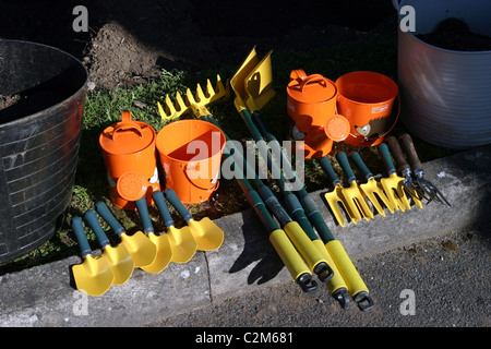 Outils de jardinage pour les enfants dans une école spécial Banque D'Images