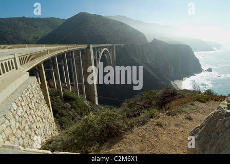 Bixby Creek Arch Bridge, Cabrillo Highway, (CA-1), Big Sur, en Californie. Ouvert en béton armé-pont en arc de tympan. 1932 Banque D'Images