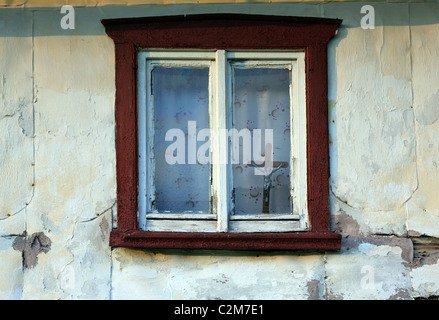 Très vieille fenêtre et crucifix dans une ancienne ferme de la Basse-Silésie, Silésie, Pologne, Europe Banque D'Images