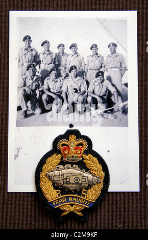 Photo de 8ème armée soldats PENDANT LA SECONDE GUERRE MONDIALE pris en Afrique et 50e Royal Tank Regiment Insigne blazer Banque D'Images