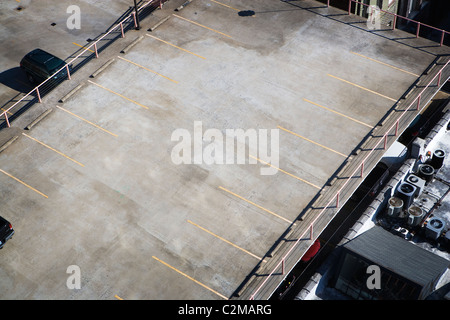 Vide, toit de garage parking urbain, dans la lumière du soleil de l'après-midi. Banque D'Images