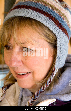 Jolie femme 63 portant un chapeau d'hiver en tricot. Clitherall Minnesota MN USA Banque D'Images