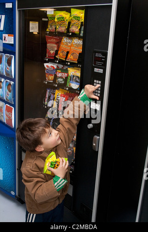Garçon de 5 ans les bonbons de distributeur automatique de monnaie. St Paul Minnesota MN USA Banque D'Images