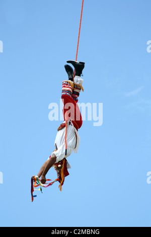 DANZA DE LOS VOLADORES DE PAPANTLA TULUM MEXICO 03 Mars 2011 Banque D'Images