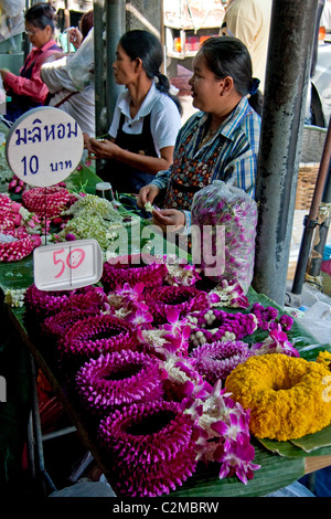 Les vendeurs de fleurs à Bangkok's Pak Khlong Talat marché, Thaïlande Banque D'Images