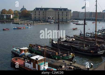 En regardant vers le National Maritime Museum (Nederlands Scheepvaartmuseum), Amsterdam. Banque D'Images