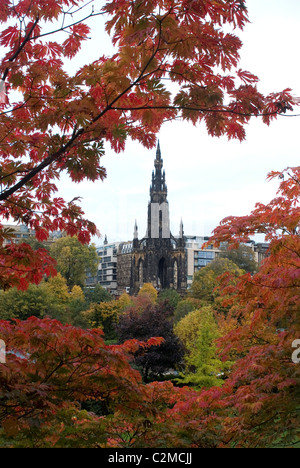 Voir l'automne de la Walter Scott Memorial de Princes Gardens, Édimbourg. Banque D'Images