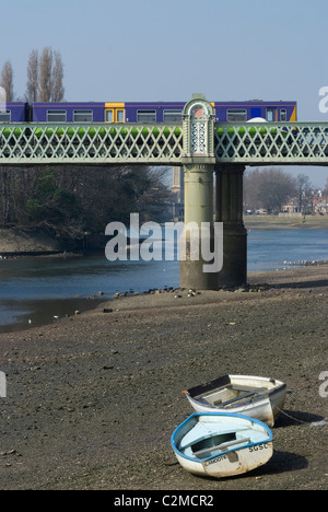 Train sur pont sur la Tamise, le volet sur le green, Londres Banque D'Images