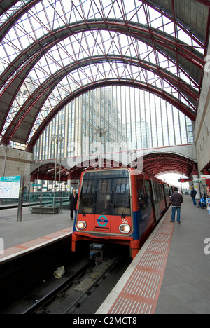 Docklands Light Railway Train à Canary Wharf, Londres. Banque D'Images