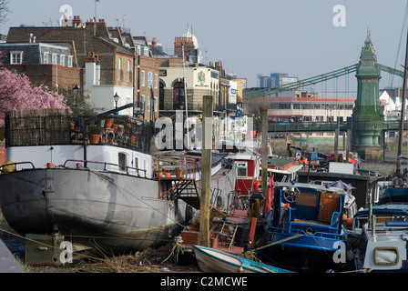 Bateaux sur la Tamise à marée basse à la recherche vers Hammersmith, Londres Banque D'Images