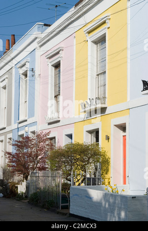 Rangées de maisons aux couleurs pastel, Kentish Town, Londres Banque D'Images