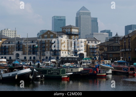 Limehouse basin et bateaux avec vue sur Canary Wharf, London Banque D'Images