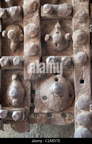 Détail de la porte en fer de la porte Mardin dans les murs de la vieille ville de Diyarbakir, dans la région sud-est de l'Anatolie en Turquie. Banque D'Images