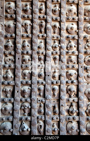 Détail de la porte en fer de la porte Mardin dans les murs de la vieille ville de Diyarbakir, dans la région sud-est de l'Anatolie en Turquie. Banque D'Images