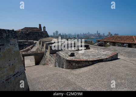 Fort San Felipe (17e siècle) avec vue sur la nouvelle ville (Boca Grande) derrière, Cartagena de Indias, Colombie Banque D'Images