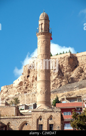 Ancien minaret en pierre du XIIe siècle de la Grande Mosquée (Ulu Cami) dans la ville de Mardin, région orientale de l'Anatolie, sud-est de la Turquie. Banque D'Images