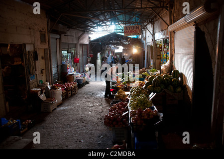 Un marché de fruits et légumes dans le vieux quartier de l'ancienne ville de Mardin, dans la région orientale de l'Anatolie, dans le sud-est de la Turquie. Banque D'Images