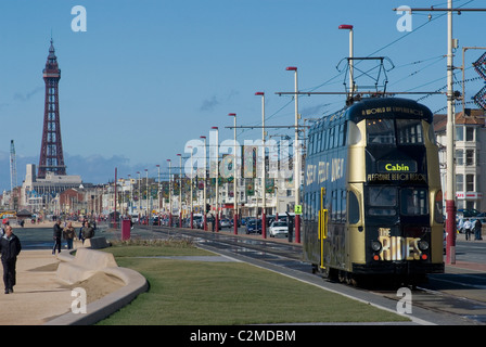 Les tramways le long de la Promenade, Blackpool, Lancashire, Angleterre Banque D'Images
