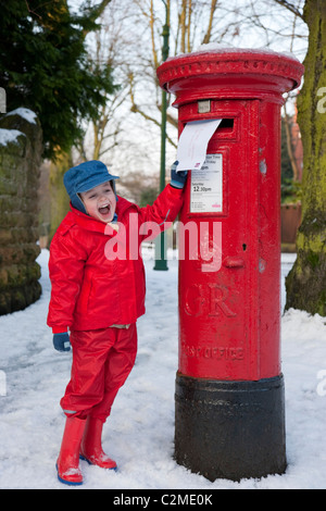 Poster une lettre au Père Noël, en Angleterre.Post box, lettre fort, neige Banque D'Images