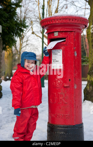 Poster une lettre au Père Noël, en Angleterre.Post box, lettre fort, neige Banque D'Images