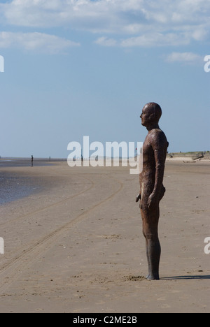 Certains des hommes de fer 100 à Crosby Beach dans le cadre d'Anthony Gormley a un autre endroit, Liverpool, Merseyside, Angleterre Banque D'Images