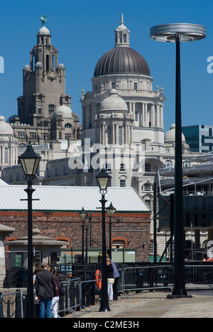 Voir d'Albert Docks vers les Trois Grâces (le foie, Cunard et Port de Liverpool bâtiments), Liverpool, Merseyside, Banque D'Images