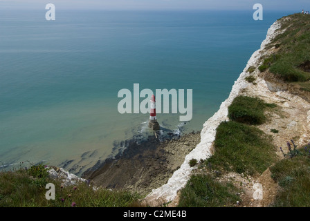 Vue sur le phare à la base du Livre blanc (craie) Falaises de Beachy Head, East Sussex, Angleterre Banque D'Images