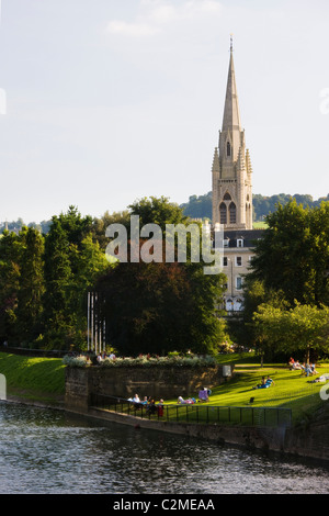 Vue vers le bas de la rivière Avon de Poultney, pont de parade Gardens et montrant le pont au-dessus de North Parade, Somerset, Angleterre Banque D'Images