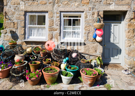 Les casiers à l'extérieur un magnifique chalet de pêche traditionnelle et Penberth, Cornwall, Angleterre, Royaume-Uni, UK, Europe Banque D'Images