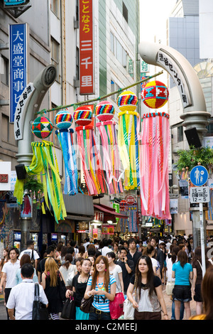 Un côté Shibuya stree, plein de signes colorés et annonces, Tokyo, Japon. Banque D'Images