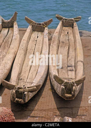 Vieux bateau en bois plage à Kerala, Inde Banque D'Images